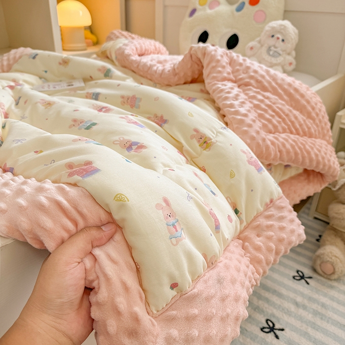 91家纺网 家纺一手货源 找家纺 梦依依 2025新款全棉小清新卡通印花系列儿童豆豆被子被芯 一体款-果冻兔