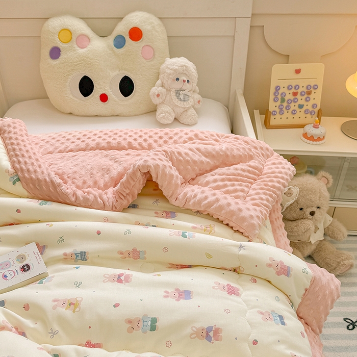 91家纺网 家纺一手货源 找家纺 梦依依 2025新款全棉小清新卡通印花系列儿童豆豆被子被芯 一体款-果冻兔