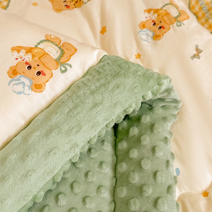 91家纺网 家纺一手货源 找家纺 梦依依 2025新款全棉小清新卡通印花系列儿童豆豆被子被芯 一体款-围裙小熊