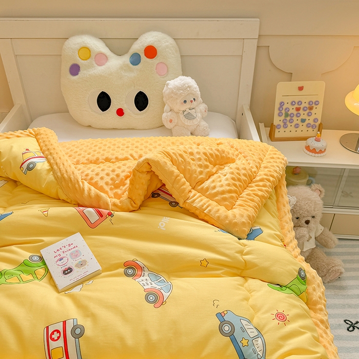 91家纺网 家纺一手货源 找家纺 梦依依 2025新款全棉小清新卡通印花系列儿童豆豆被子被芯 一体款-汽车世界