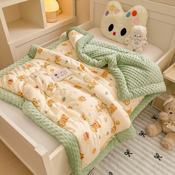 91家纺网 家纺一手货源 找家纺 梦依依 2025新款全棉小清新卡通印花系列儿童豆豆被子被芯 一体款-围裙小熊