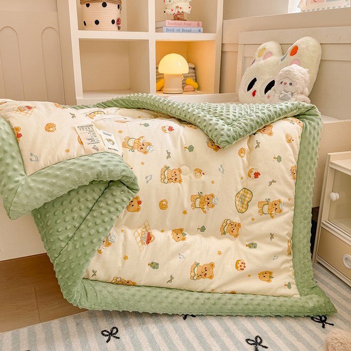 91家纺网 家纺一手货源 找家纺 梦依依 2025新款全棉小清新卡通印花系列儿童豆豆被子被芯 一体款-围裙小熊