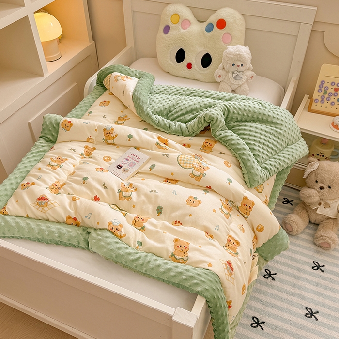 91家纺网 家纺一手货源 找家纺 梦依依 2025新款全棉小清新卡通印花系列儿童豆豆被子被芯 一体款-围裙小熊