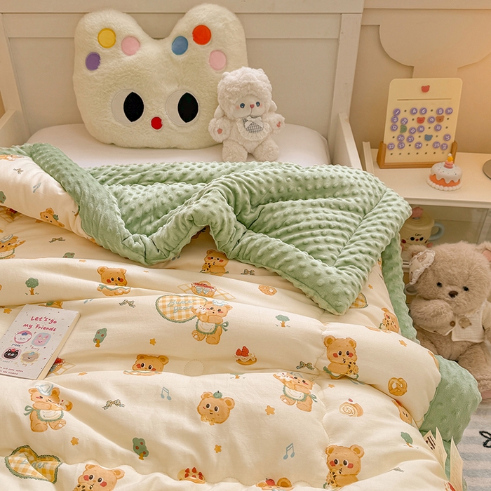 91家纺网 家纺一手货源 找家纺 梦依依 2025新款全棉小清新卡通印花系列儿童豆豆被子被芯 一体款-围裙小熊