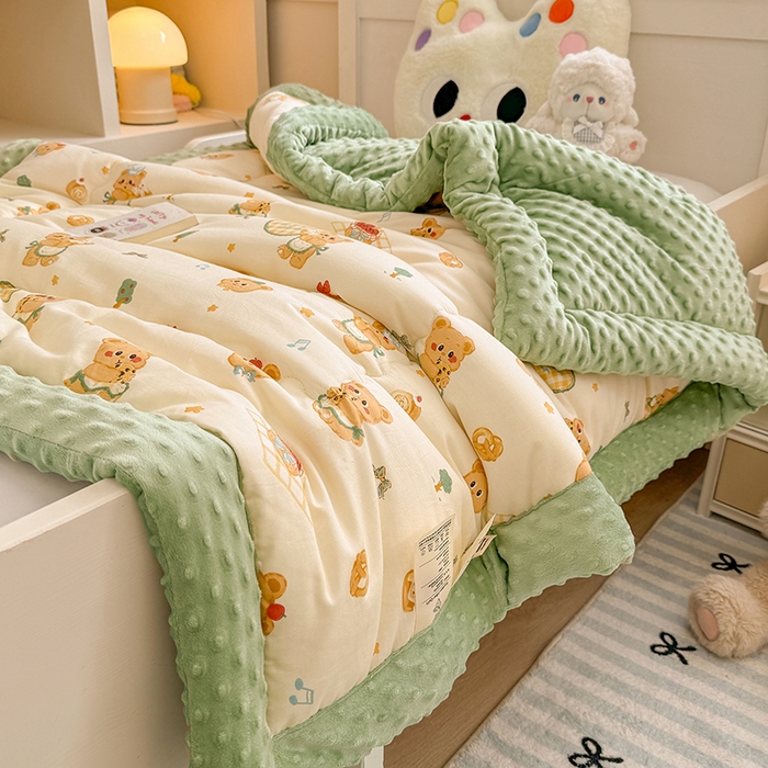 91家纺网 家纺一手货源 找家纺 梦依依 2025新款全棉小清新卡通印花系列儿童豆豆被子被芯 一体款-围裙小熊