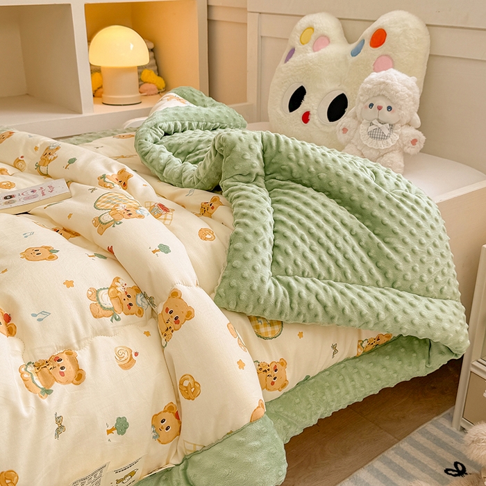 91家纺网 家纺一手货源 找家纺 梦依依 2025新款全棉小清新卡通印花系列儿童豆豆被子被芯 一体款-围裙小熊