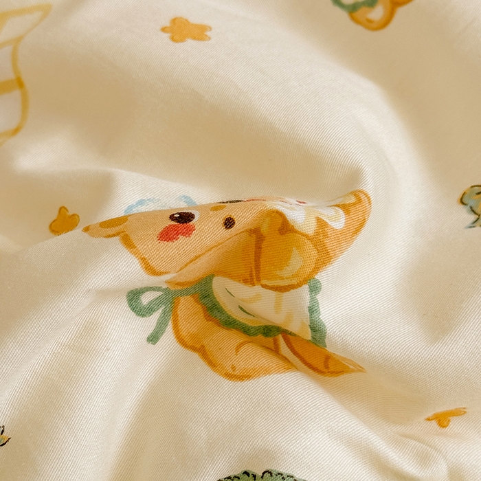 91家纺网 家纺一手货源 找家纺 梦依依 2025新款全棉小清新卡通印花系列儿童豆豆被子被芯 一体款-围裙小熊