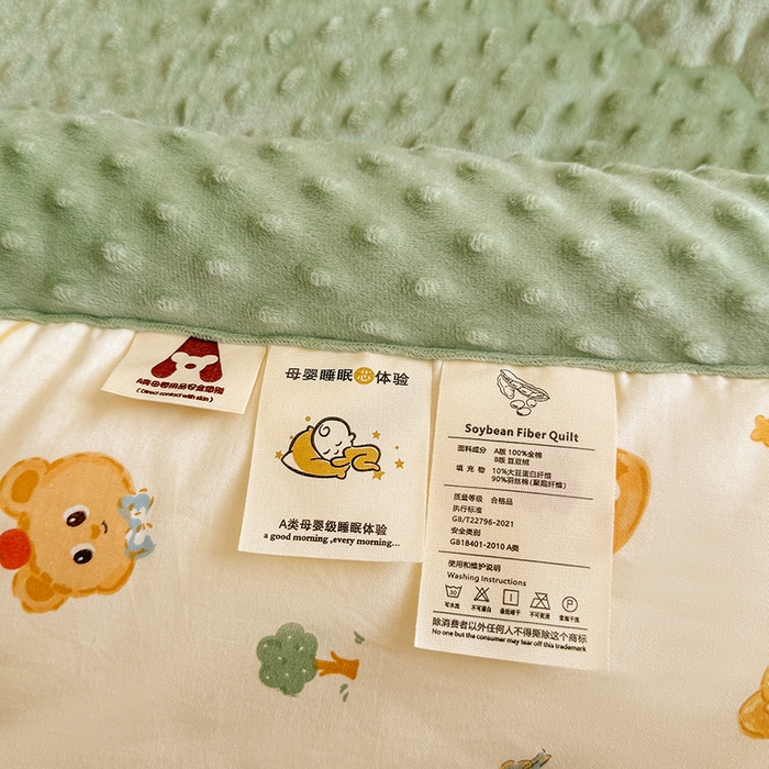 91家纺网 家纺一手货源 找家纺 梦依依 2025新款全棉小清新卡通印花系列儿童豆豆被子被芯 一体款-围裙小熊