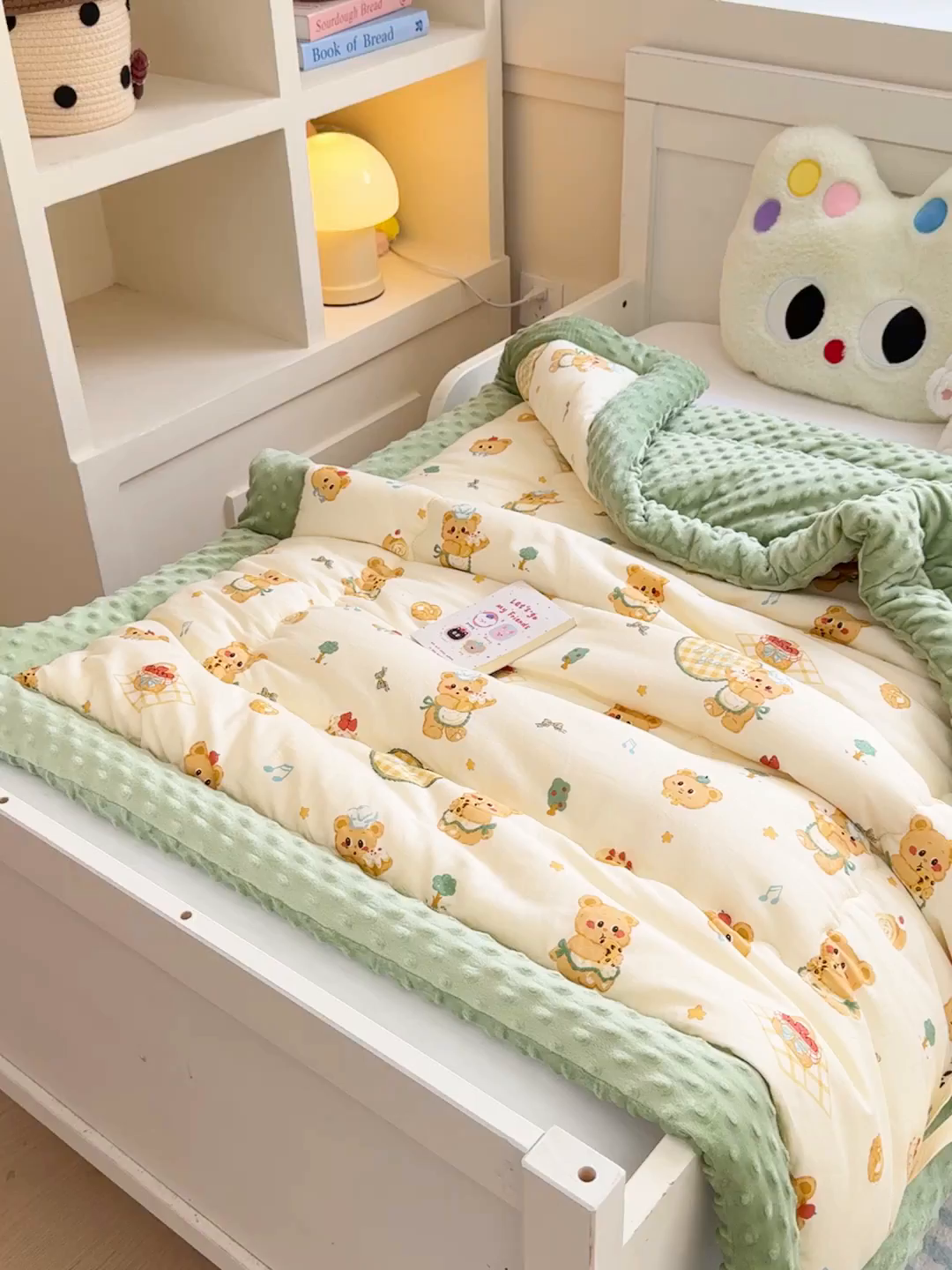 91家纺网 家纺一手货源 找家纺 梦依依 2025新款全棉小清新卡通印花系列儿童豆豆被子被芯 一体款-围裙小熊