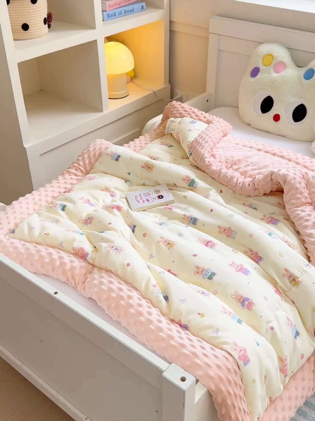 91家纺网 家纺一手货源 找家纺 梦依依 2025新款全棉小清新卡通印花系列儿童豆豆被子被芯 可拆卸款-果冻兔