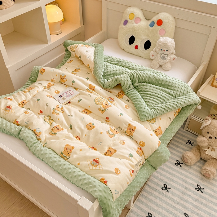 91家纺网 家纺一手货源 找家纺 梦依依 2025新款全棉小清新卡通印花系列儿童豆豆被子被芯 一体款-围裙小熊