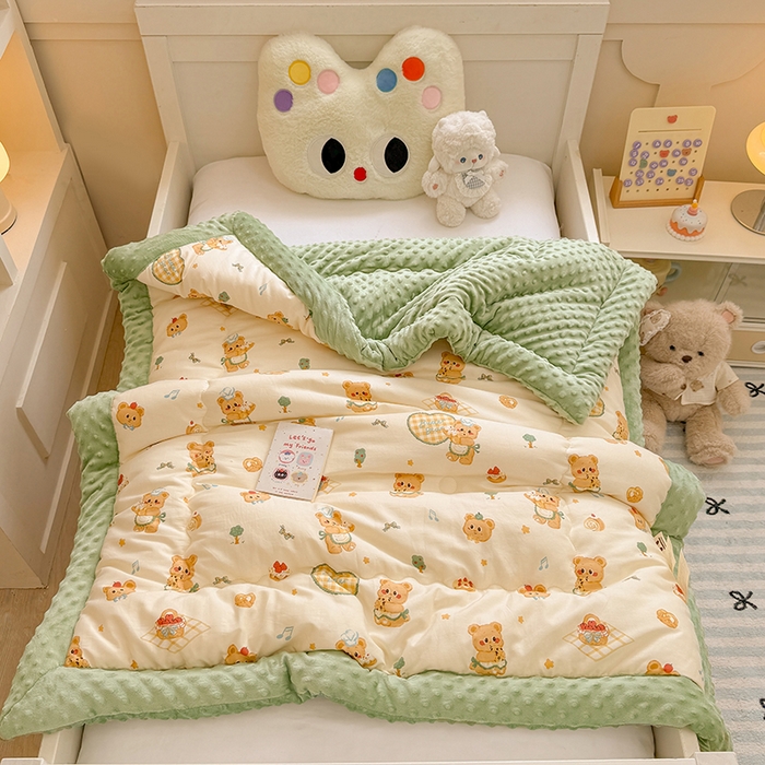 91家纺网 家纺一手货源 找家纺 梦依依 2025新款全棉小清新卡通印花系列儿童豆豆被子被芯 一体款-围裙小熊