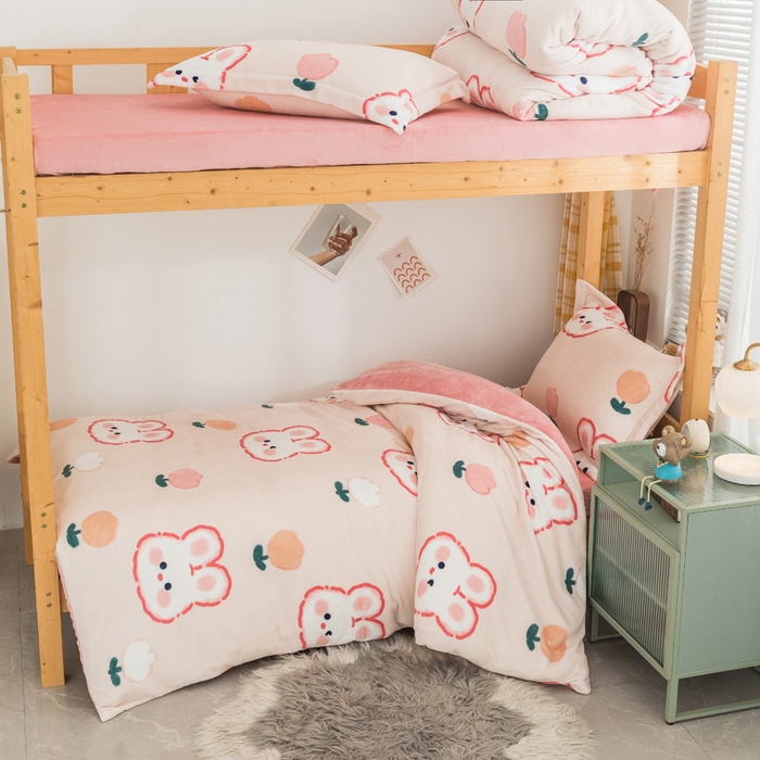 91家纺网 家纺一手货源 找家纺 宅部落 2025新款学生宿舍牛奶绒三件套宿舍三件套上下铺三件套 小兔兔