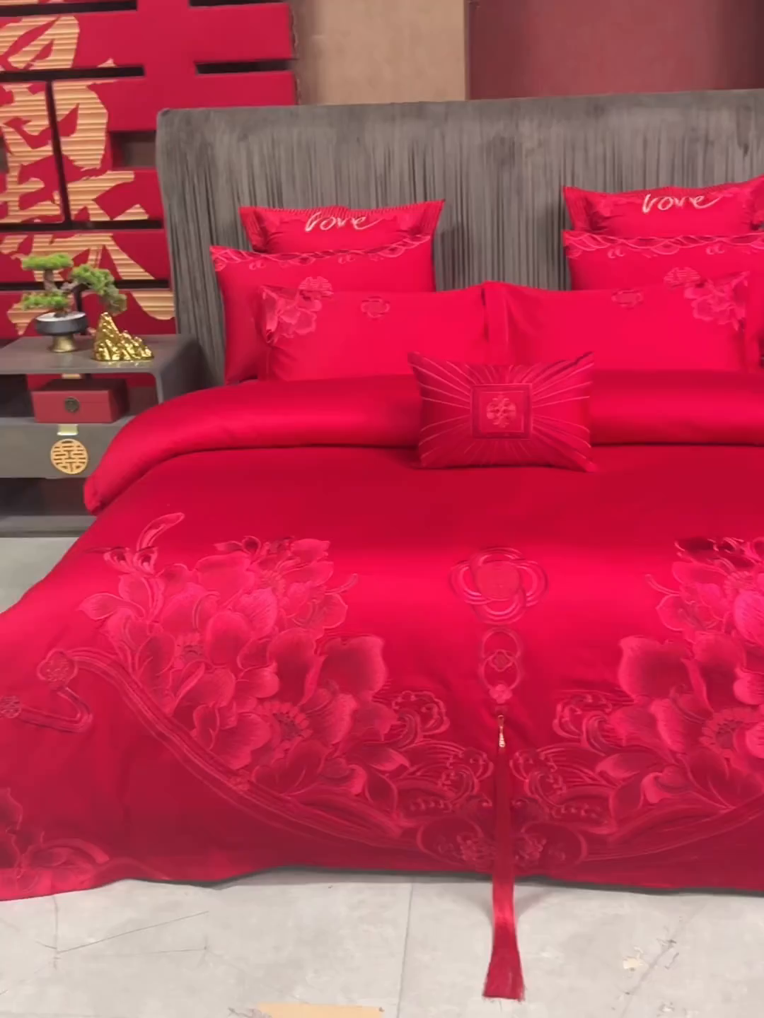 91家纺网 家纺一手货源 找家纺 红番天婚庆 （控价）2025新款全棉新中式刺绣款婚庆四件套多件套 富贵荣华-红