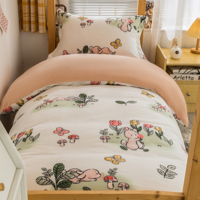 91家纺网 家纺一手货源 找家纺 宅部落 2025新款学生宿舍牛奶绒三件套宿舍三件套上下铺三件套 花丛小兔