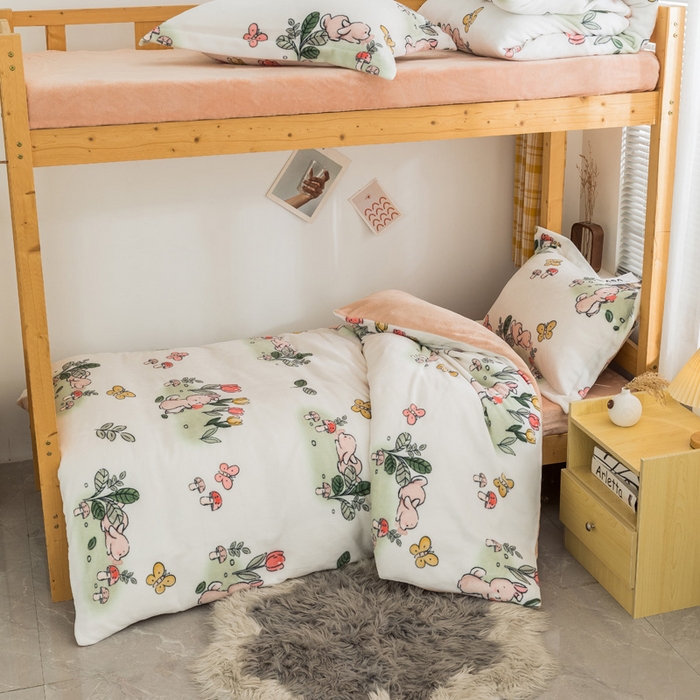 91家纺网 家纺一手货源 找家纺 宅部落 2025新款学生宿舍牛奶绒三件套宿舍三件套上下铺三件套 花丛小兔