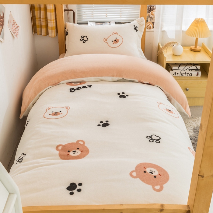 91家纺网 家纺一手货源 找家纺 宅部落 2025新款学生宿舍牛奶绒三件套宿舍三件套上下铺三件套 熊的脚印