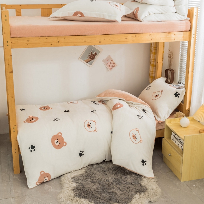 91家纺网 家纺一手货源 找家纺 宅部落 2025新款学生宿舍牛奶绒三件套宿舍三件套上下铺三件套 熊的脚印