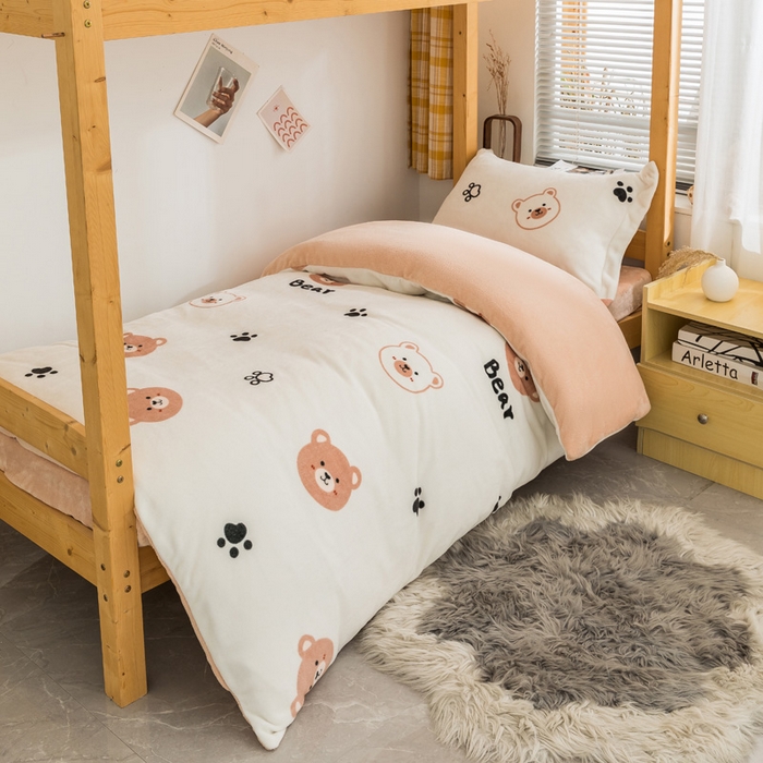 91家纺网 家纺一手货源 找家纺 宅部落 2025新款学生宿舍牛奶绒三件套宿舍三件套上下铺三件套 熊的脚印