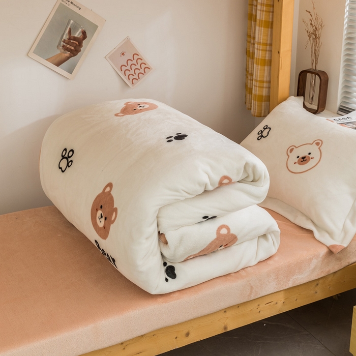 91家纺网 家纺一手货源 找家纺 宅部落 2025新款学生宿舍牛奶绒三件套宿舍三件套上下铺三件套 熊的脚印