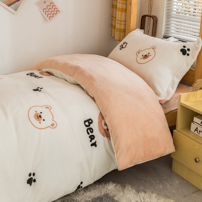 91家纺网 家纺一手货源 找家纺 宅部落 2025新款学生宿舍牛奶绒三件套宿舍三件套上下铺三件套 熊的脚印