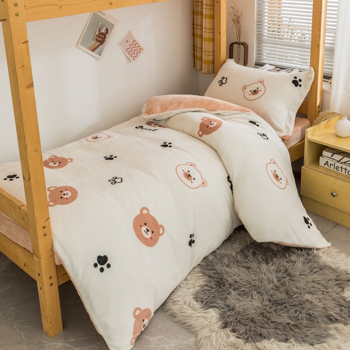 91家纺网 家纺一手货源 找家纺 宅部落 2025新款学生宿舍牛奶绒三件套宿舍三件套上下铺三件套 熊的脚印