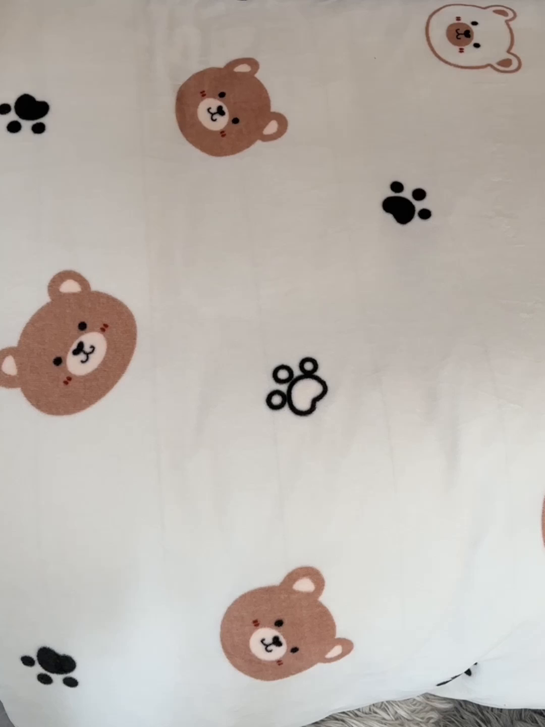 91家纺网 家纺一手货源 找家纺 宅部落 2025新款学生宿舍牛奶绒三件套宿舍三件套上下铺三件套 熊的脚印