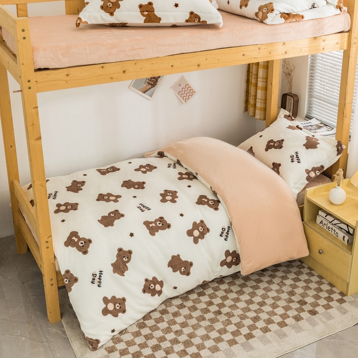 91家纺网 家纺一手货源 找家纺 宅部落 2025新款学生宿舍牛奶绒三件套宿舍三件套上下铺三件套 小棕熊