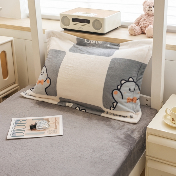 91家纺网 家纺一手货源 找家纺 宅部落 2025新款学生宿舍牛奶绒三件套宿舍三件套上下铺三件套 小恐龙