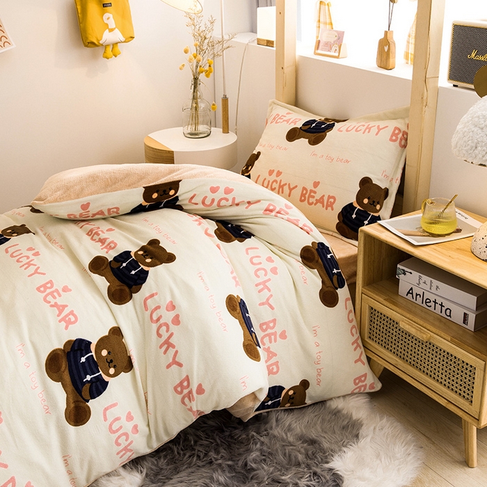 91家纺网 家纺一手货源 找家纺 宅部落 2025新款学生宿舍牛奶绒三件套宿舍三件套上下铺三件套 小睡熊