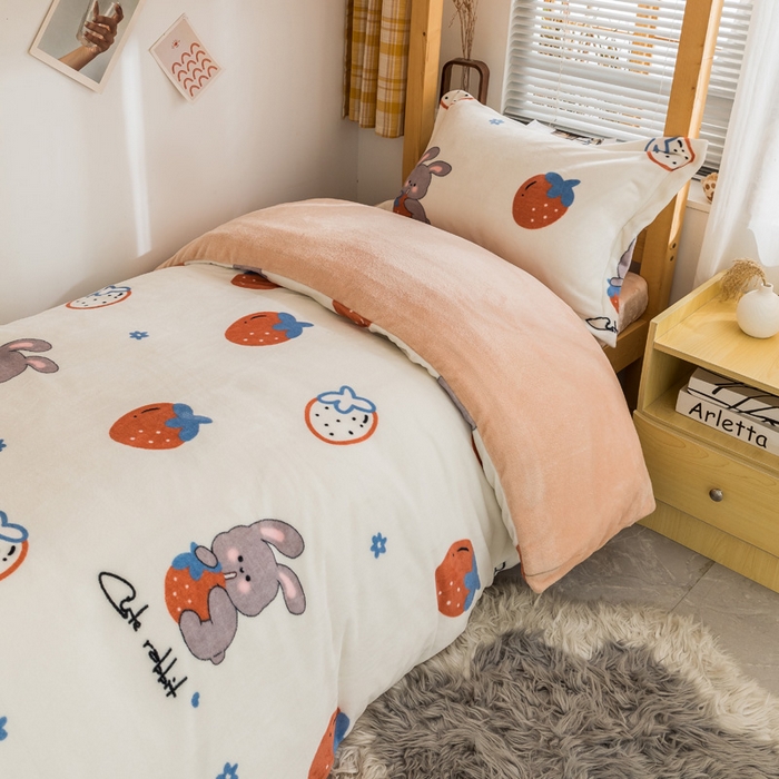 91家纺网 家纺一手货源 找家纺 宅部落 2025新款学生宿舍牛奶绒三件套宿舍三件套上下铺三件套 草莓兔