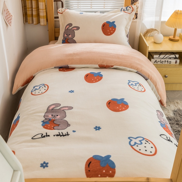 91家纺网 家纺一手货源 找家纺 宅部落 2025新款学生宿舍牛奶绒三件套宿舍三件套上下铺三件套 草莓兔