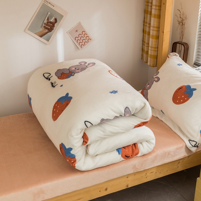 91家纺网 家纺一手货源 找家纺 宅部落 2025新款学生宿舍牛奶绒三件套宿舍三件套上下铺三件套 草莓兔