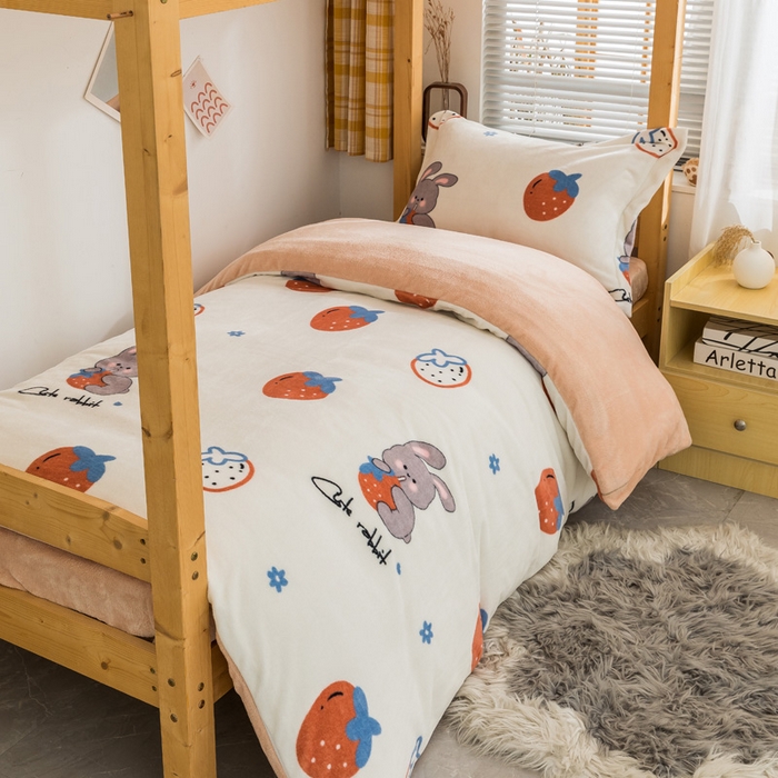 91家纺网 家纺一手货源 找家纺 宅部落 2025新款学生宿舍牛奶绒三件套宿舍三件套上下铺三件套 草莓兔