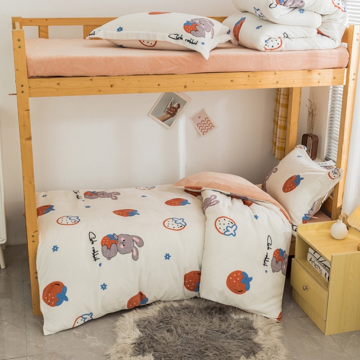 91家纺网 家纺一手货源 找家纺 宅部落 2025新款学生宿舍牛奶绒三件套宿舍三件套上下铺三件套 草莓兔