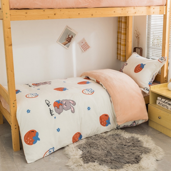 91家纺网 家纺一手货源 找家纺 宅部落 2025新款学生宿舍牛奶绒三件套宿舍三件套上下铺三件套 草莓兔