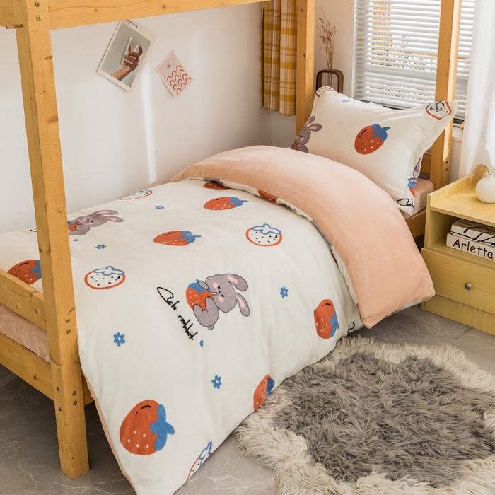 91家纺网 家纺一手货源 找家纺 宅部落 2025新款学生宿舍牛奶绒三件套宿舍三件套上下铺三件套 草莓兔