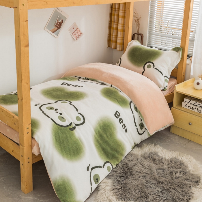 91家纺网 家纺一手货源 找家纺 宅部落 2025新款学生宿舍牛奶绒三件套宿舍三件套上下铺三件套 绿心熊