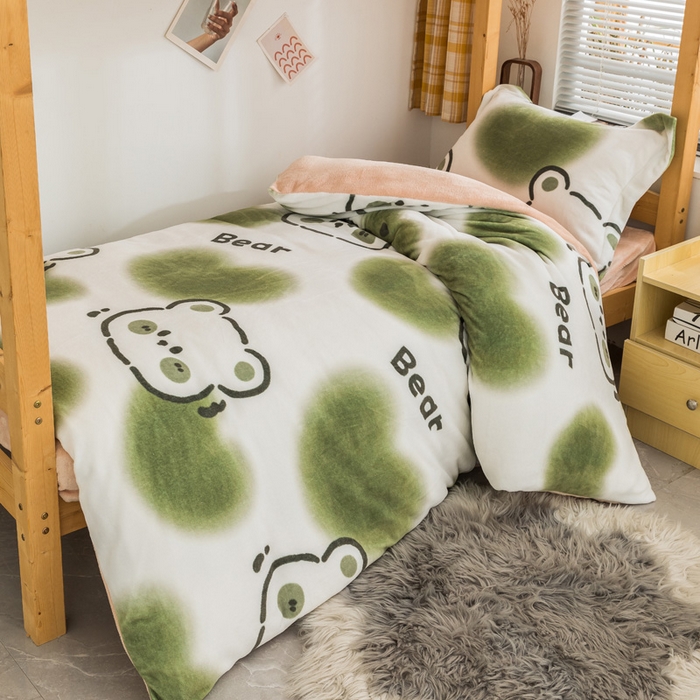 91家纺网 家纺一手货源 找家纺 宅部落 2025新款学生宿舍牛奶绒三件套宿舍三件套上下铺三件套 绿心熊