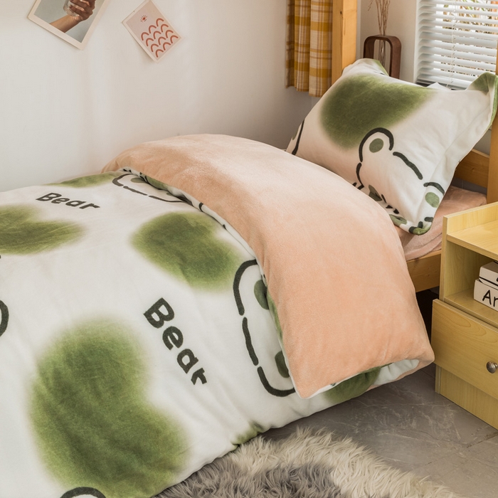 91家纺网 家纺一手货源 找家纺 宅部落 2025新款学生宿舍牛奶绒三件套宿舍三件套上下铺三件套 绿心熊