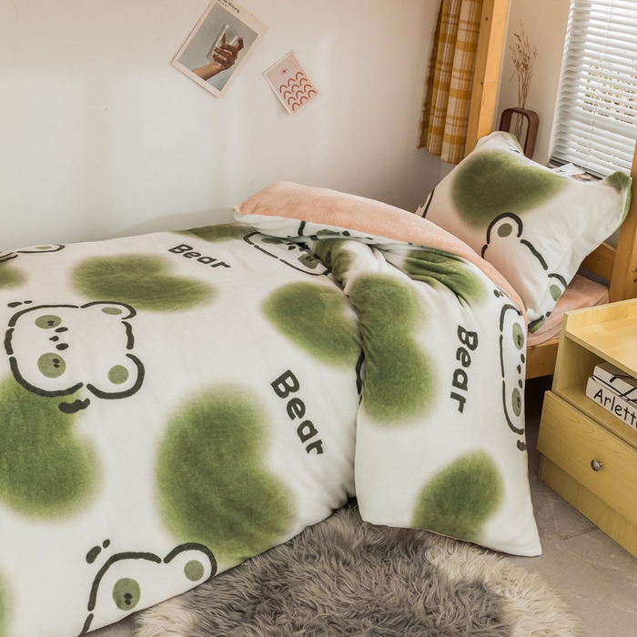 91家纺网 家纺一手货源 找家纺 宅部落 2025新款学生宿舍牛奶绒三件套宿舍三件套上下铺三件套 绿心熊