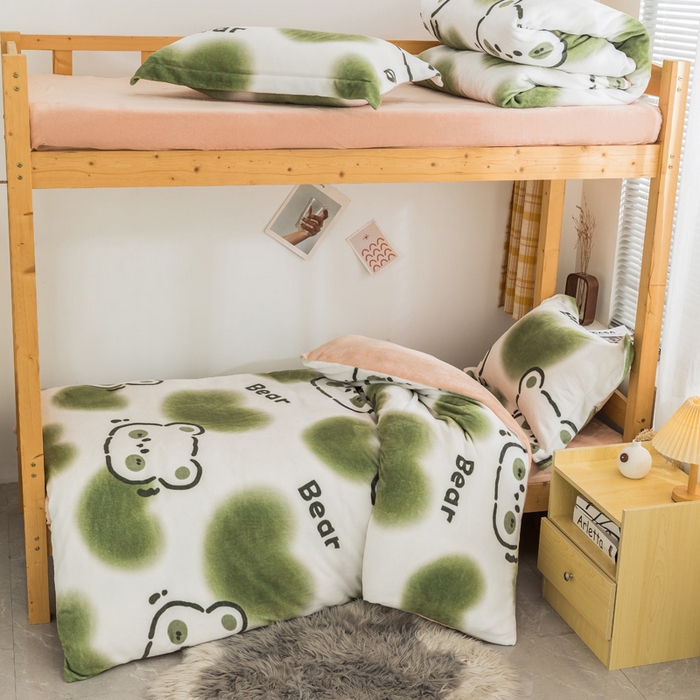 91家纺网 家纺一手货源 找家纺 宅部落 2025新款学生宿舍牛奶绒三件套宿舍三件套上下铺三件套 绿心熊