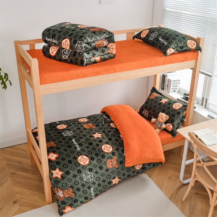 91家纺网 家纺一手货源 找家纺 宅部落 2025新款学生宿舍牛奶绒三件套宿舍三件套上下铺三件套 幸运熊