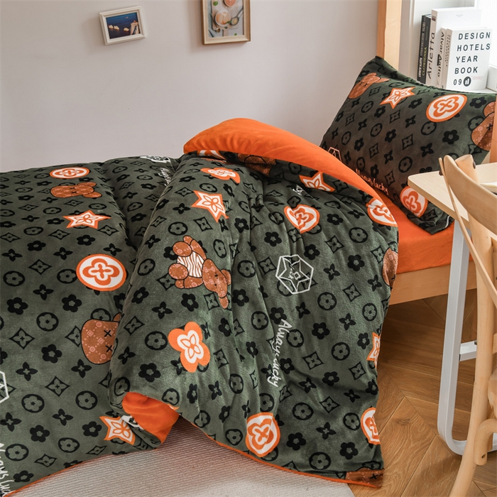 91家纺网 家纺一手货源 找家纺 宅部落 2025新款学生宿舍牛奶绒三件套宿舍三件套上下铺三件套 幸运熊