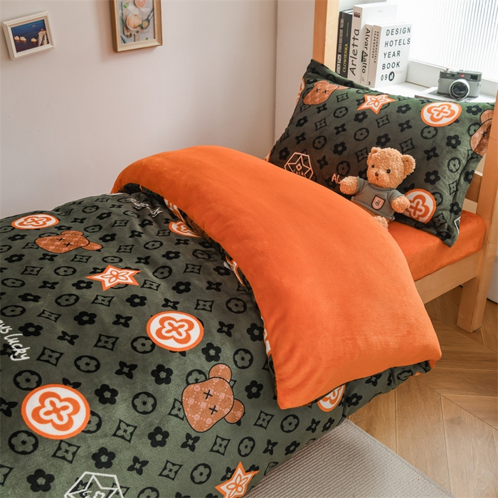 91家纺网 家纺一手货源 找家纺 宅部落 2025新款学生宿舍牛奶绒三件套宿舍三件套上下铺三件套 幸运熊