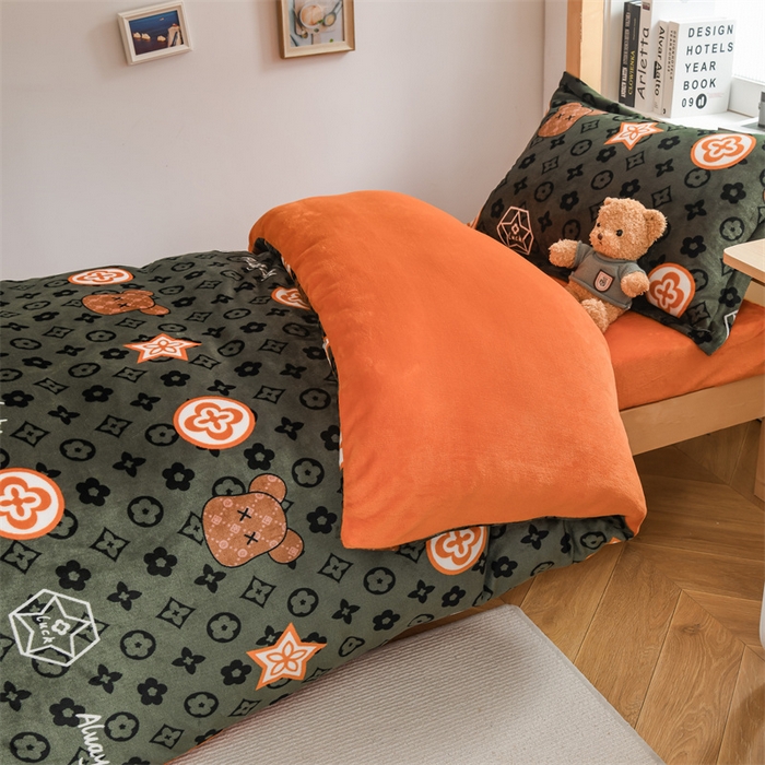 91家纺网 家纺一手货源 找家纺 宅部落 2025新款学生宿舍牛奶绒三件套宿舍三件套上下铺三件套 幸运熊