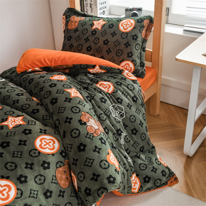 91家纺网 家纺一手货源 找家纺 宅部落 2025新款学生宿舍牛奶绒三件套宿舍三件套上下铺三件套 幸运熊