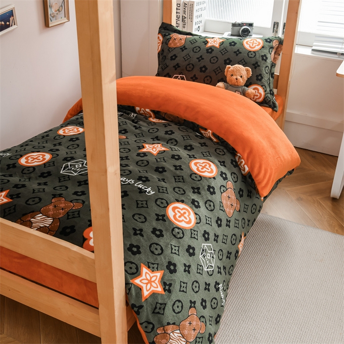 91家纺网 家纺一手货源 找家纺 宅部落 2025新款学生宿舍牛奶绒三件套宿舍三件套上下铺三件套 幸运熊