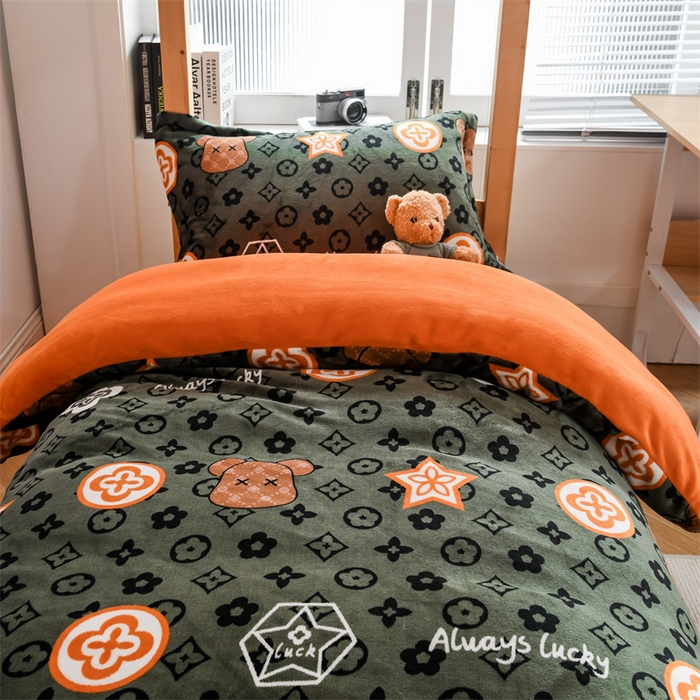 91家纺网 家纺一手货源 找家纺 宅部落 2025新款学生宿舍牛奶绒三件套宿舍三件套上下铺三件套 幸运熊