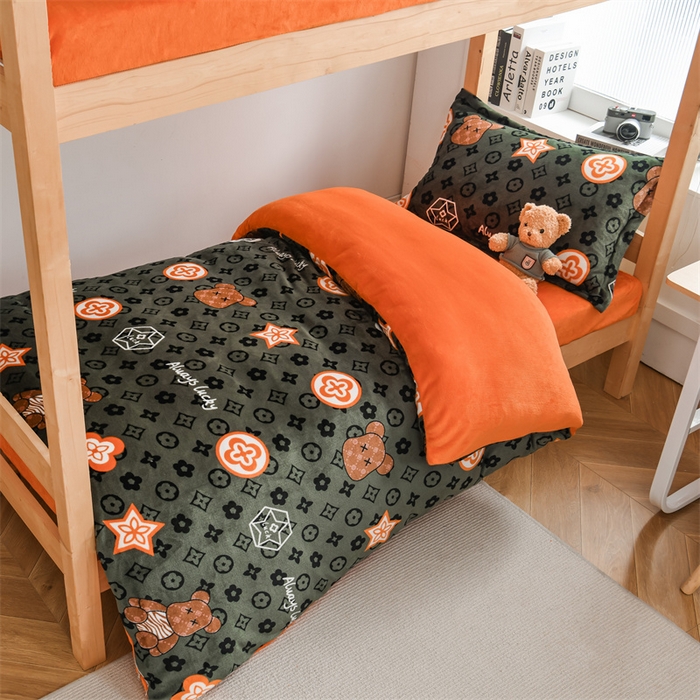 91家纺网 家纺一手货源 找家纺 宅部落 2025新款学生宿舍牛奶绒三件套宿舍三件套上下铺三件套 幸运熊